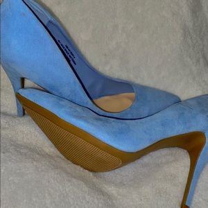 Cyan pumps